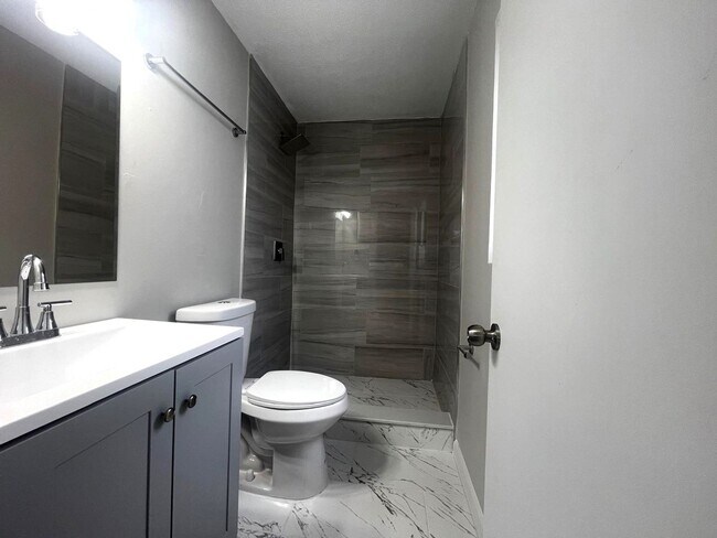 Building Photo - Charming 3-Bedroom Home with Spacious Layout & Attached Garage in the Heart of Daytona Beach