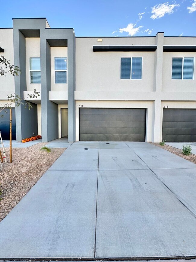 Foto del edificio - PET FRIENDLY!! BRAND NEW HURRICANE TOWNHOME!