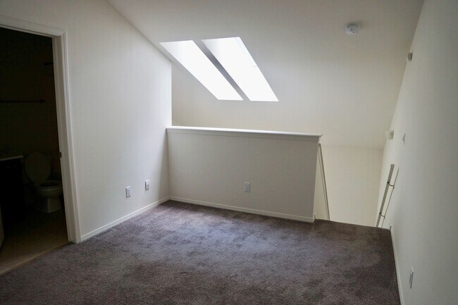 Building Photo - Great Arboretum location - lofted units - ...