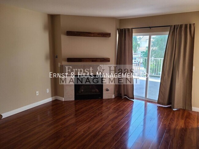 Building Photo - Beautiful 2 Story Townhome with Private Pa...