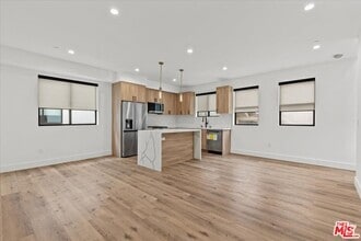 Building Photo - 3973 S Budlong Ave