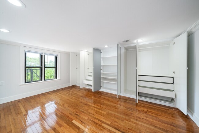 Building Photo - 211 Pavonia Ave