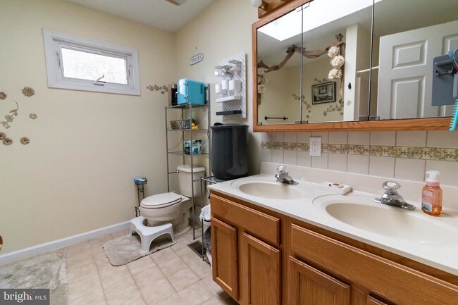Building Photo - 305 Cherokee Dr