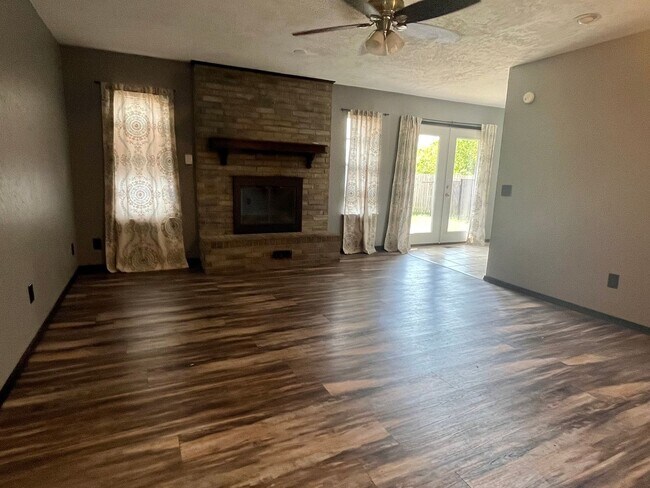 Photo - Charming 3 Bed 2 Bath!! House