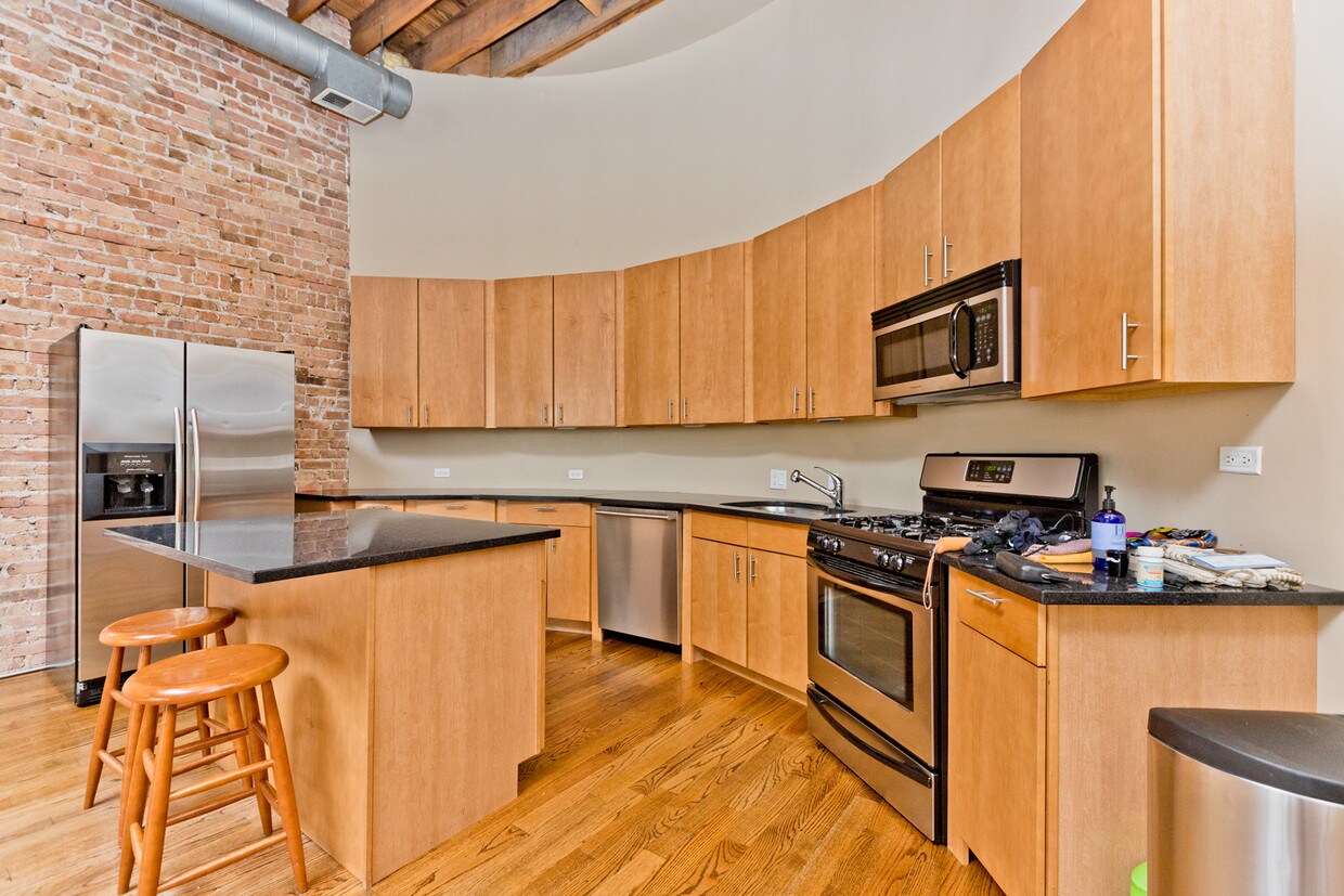 Primary Photo - 1326 W Madison St