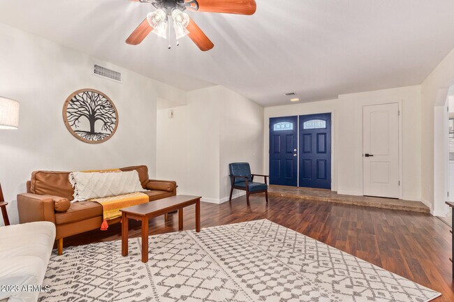 Foto del edificio - 8615 W Lawrence Ln