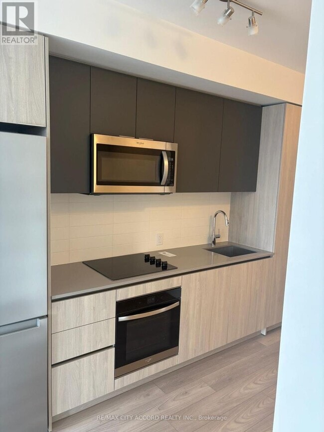 Photo du bâtiment - 5858 Yonge St