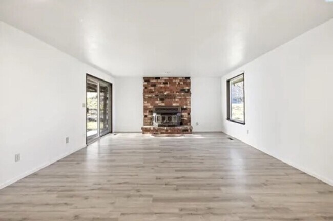 Foto del edificio - Elegant 4-Bedroom Home on a Corner Lot in ...