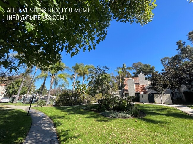 Building Photo - 313 N Melrose Dr