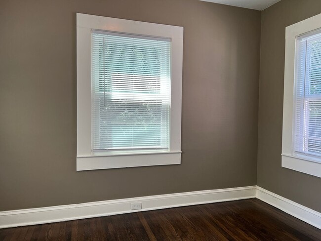 Building Photo - Freshly Updated 3/1 Duplex in Spartanburg