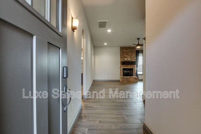 Building Photo - 6133 Oxnard St