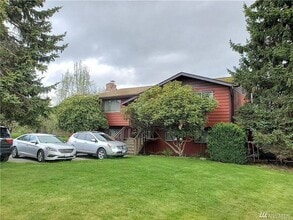 Building Photo - 902 S Anacortes St