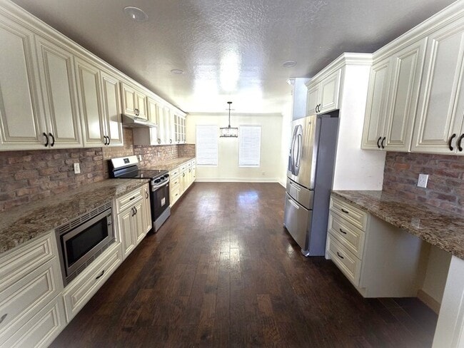 Building Photo - Stunning upgraded 4-bedroom 2-bathroom home