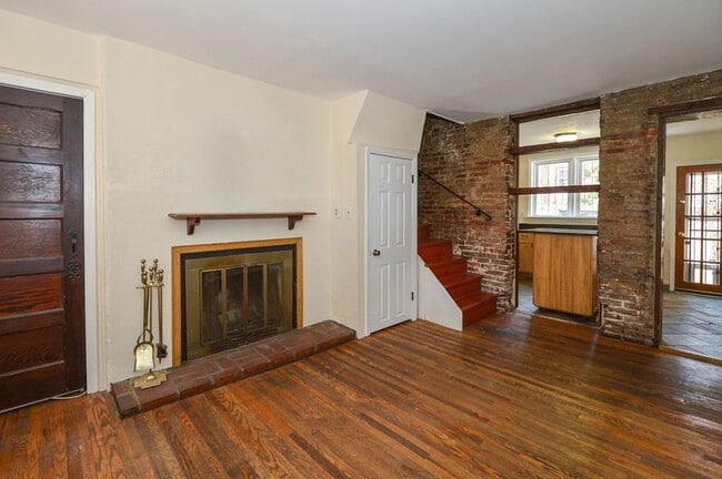 Building Photo - Gorgeous 3-Bedroom Townhouse in Washington Square West! Available mid-July!