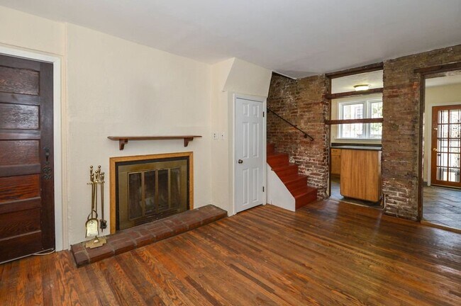 Foto del edificio - Gorgeous 3-Bedroom Townhouse in Washington Square West! Available mid-July!