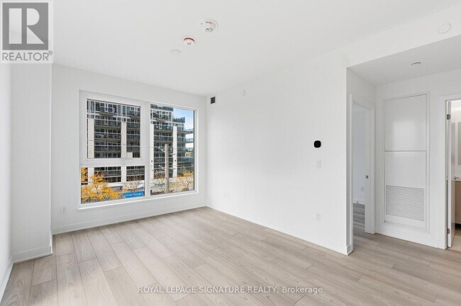 Building Photo - 1007 The Queensway