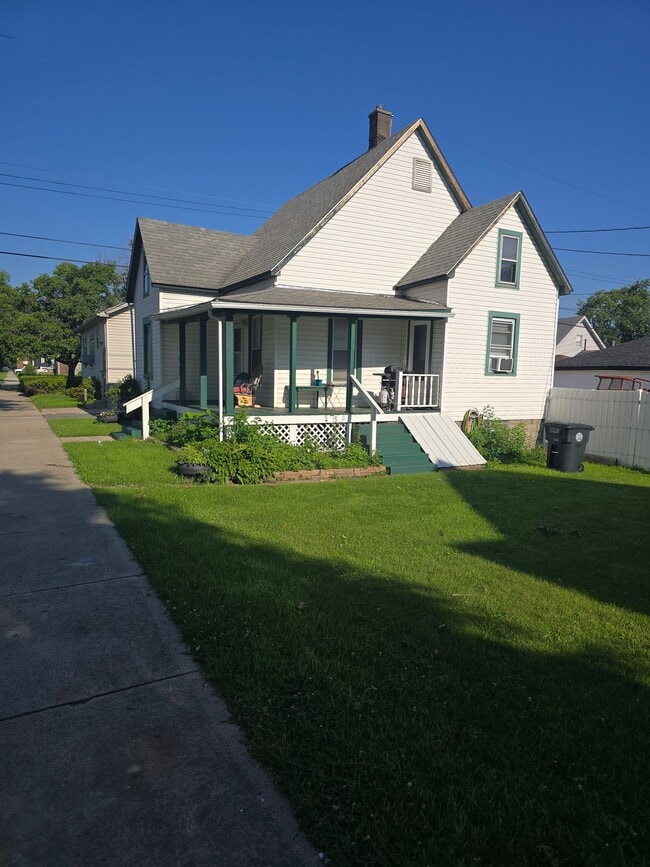 Building Photo - 1008 W 143rd St