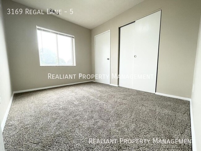 Foto del edificio - Spacious 2-Bedroom Apartment on Regal Lane