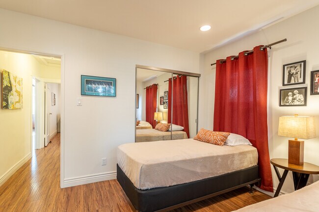 1 habitaciones, dos camas individuales (una ventana con vista al oeste - 6610 Leland Way