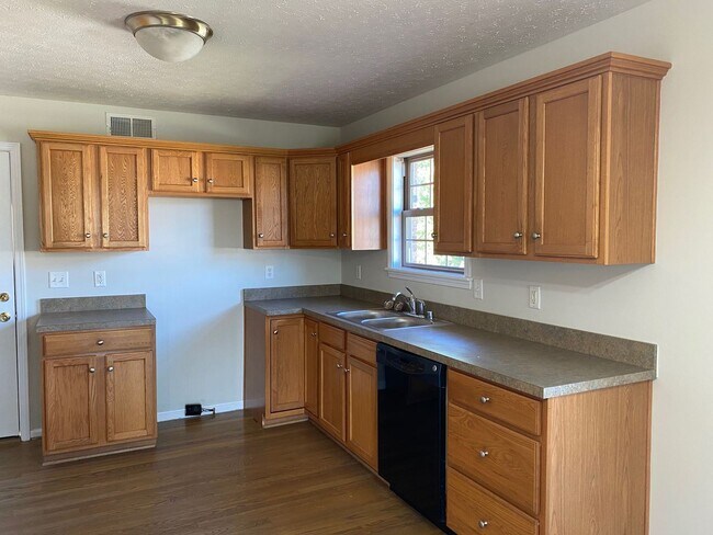 Foto del edificio - 3 br, 2 bath House - 7302 Strive Lane