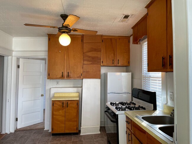 Foto del edificio - Charming older home close to downtown!