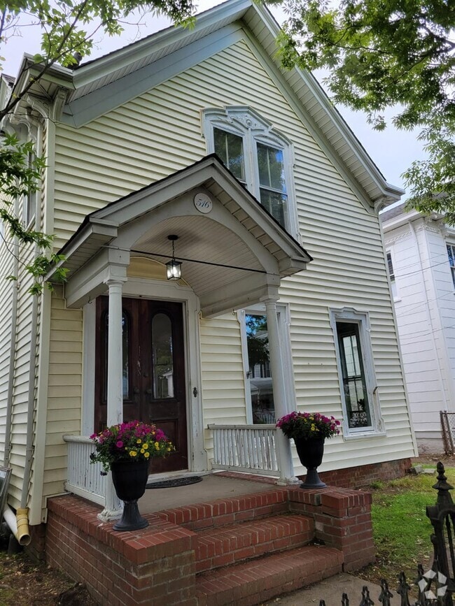 Building Photo - 516 Main St