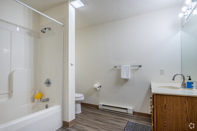 4 habitaciones, 2 baños - 111 m² - Baño - Pioneer Court Apartments