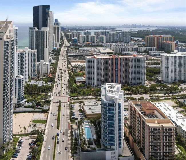 Foto del edificio - 17550 Collins Ave