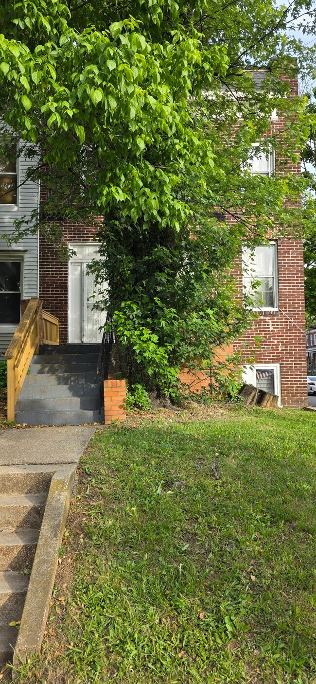 Building Photo - 3629 W Garrison Ave