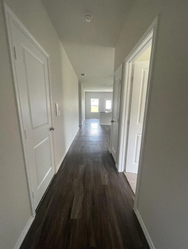 Building Photo - 110 S Rainbow Dr