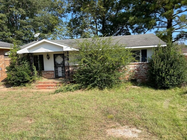 Building Photo - 3 Bedroom, 1 Bathroom. Available March!