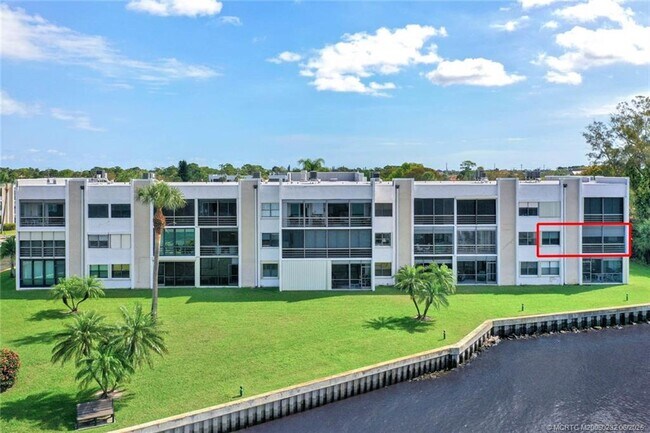Foto del edificio - 1950 SW Palm City Rd