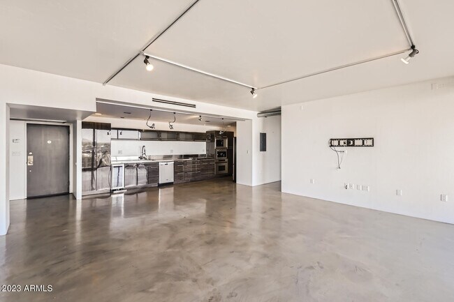 Building Photo - 207 W Clarendon Ave