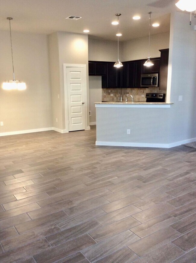 Foto del edificio - LUXURY TOWNHOME LOCATED IN BASTROP, TEXAS!