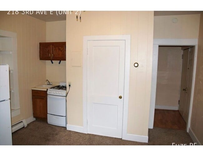 Building Photo - 218 3rd Ave E