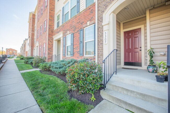 Building Photo - Stunning 3 BR/2.5 BA Townhome in Greenbelt!