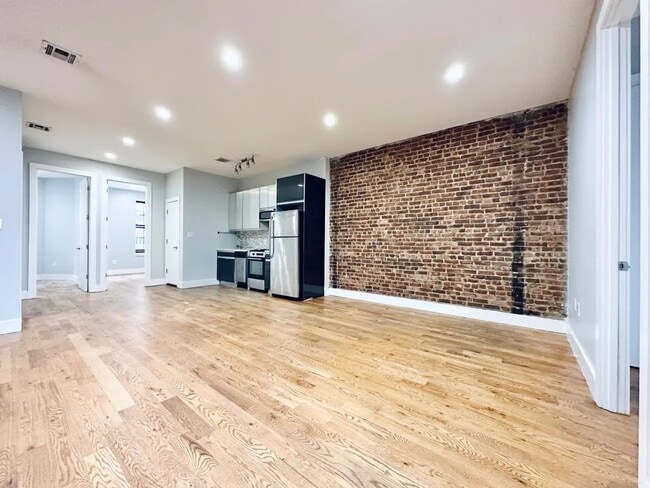 Foto del edificio - Furnished room/NOT APARTMENT