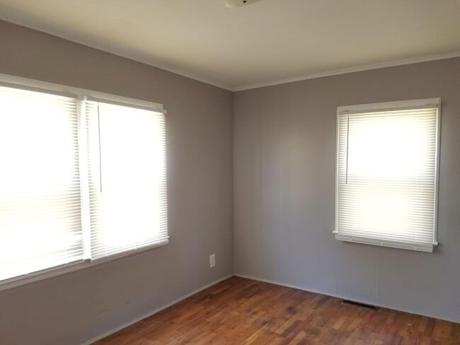 Building Photo - Nice 3 bedroom 1 bath home Walking distanc...