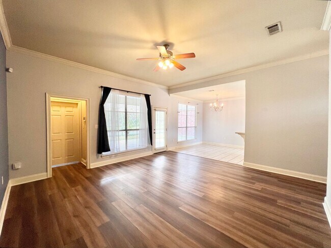 Foto del edificio - Three Bedroom House with a Large Backyard ...