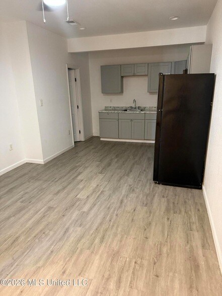 Foto del edificio - 212 E 2nd St