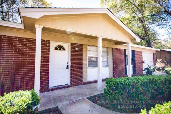 Building Photo - Spacious brick home off of South Monroe