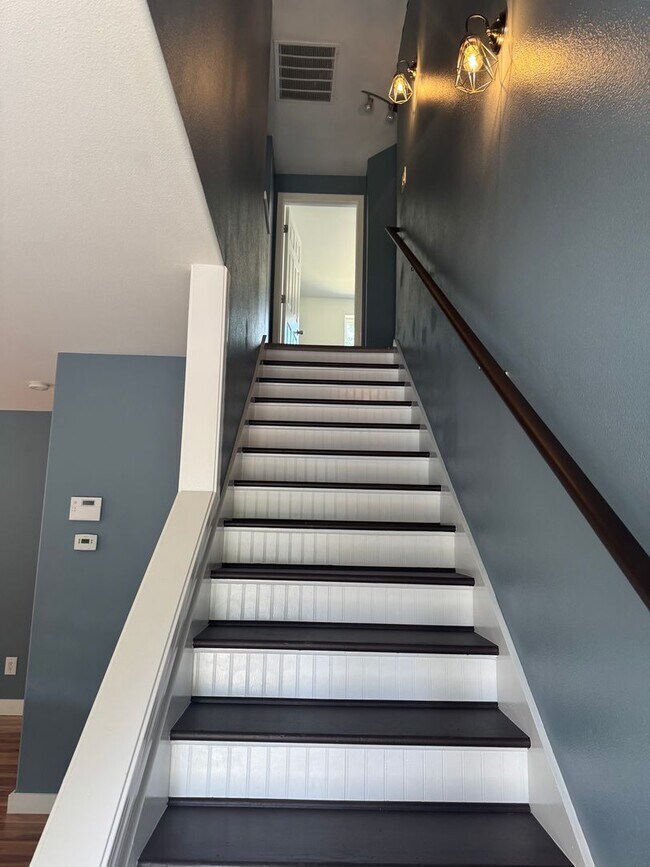 Foto del edificio - Spacious 4-Bedroom in Clearwood – Gated Co...