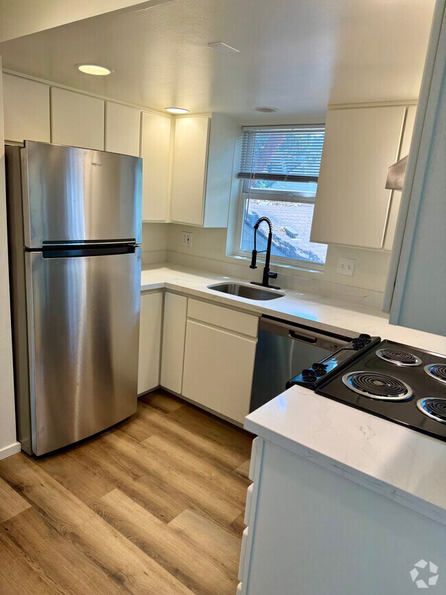 Sand Point Country Club Apartments for Rent with Washer & Dryer