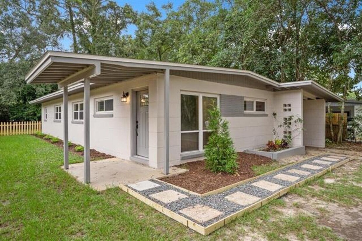 Primary Photo - In Town Location On This Mid Century Home