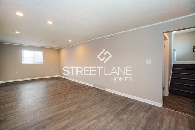 Building Photo - REDUCED!