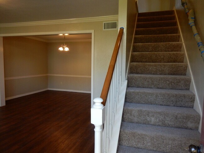 Foto del edificio - 2 Bedroom 1.5 bath Townhome $300 off 1st Month Special