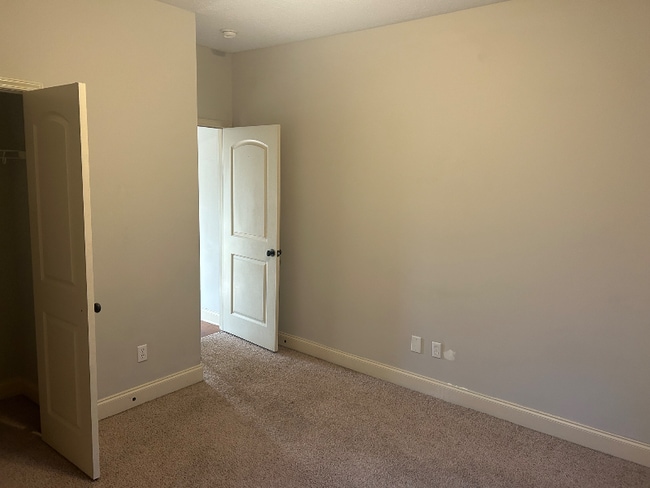 Building Photo - 303 Silver Tree Ln