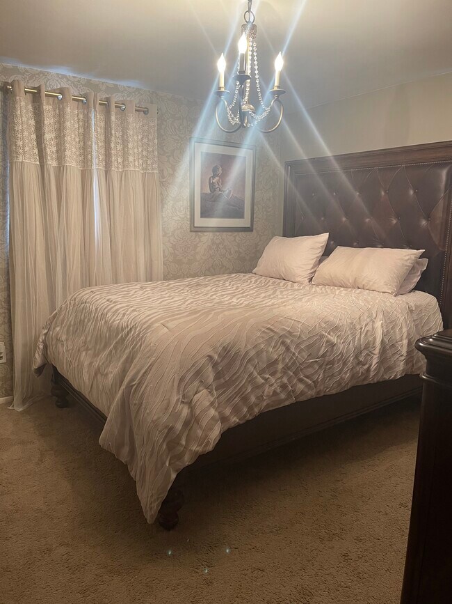 Building Photo - 614 Riverbank St