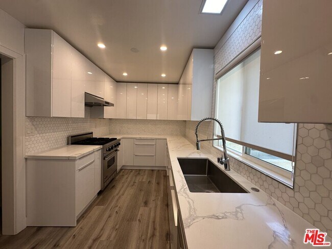 Building Photo - 925 Vista Del Valle Rd
