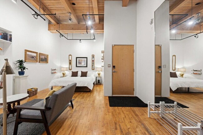 Building Photo - 10303-10107 107 St NW